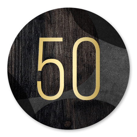 Gouden 50 met krijtbord en hout abstract